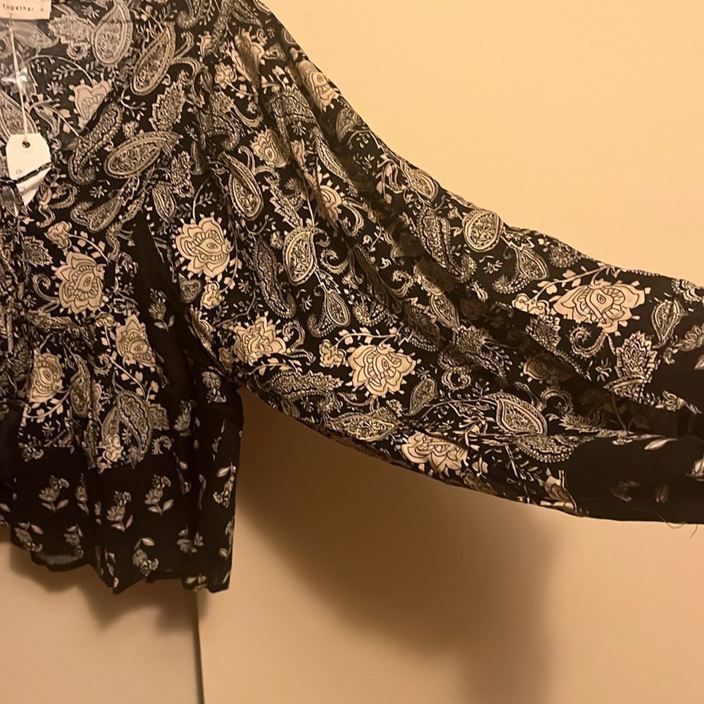 Brand new beautiful spring top - Picture 3 of 5